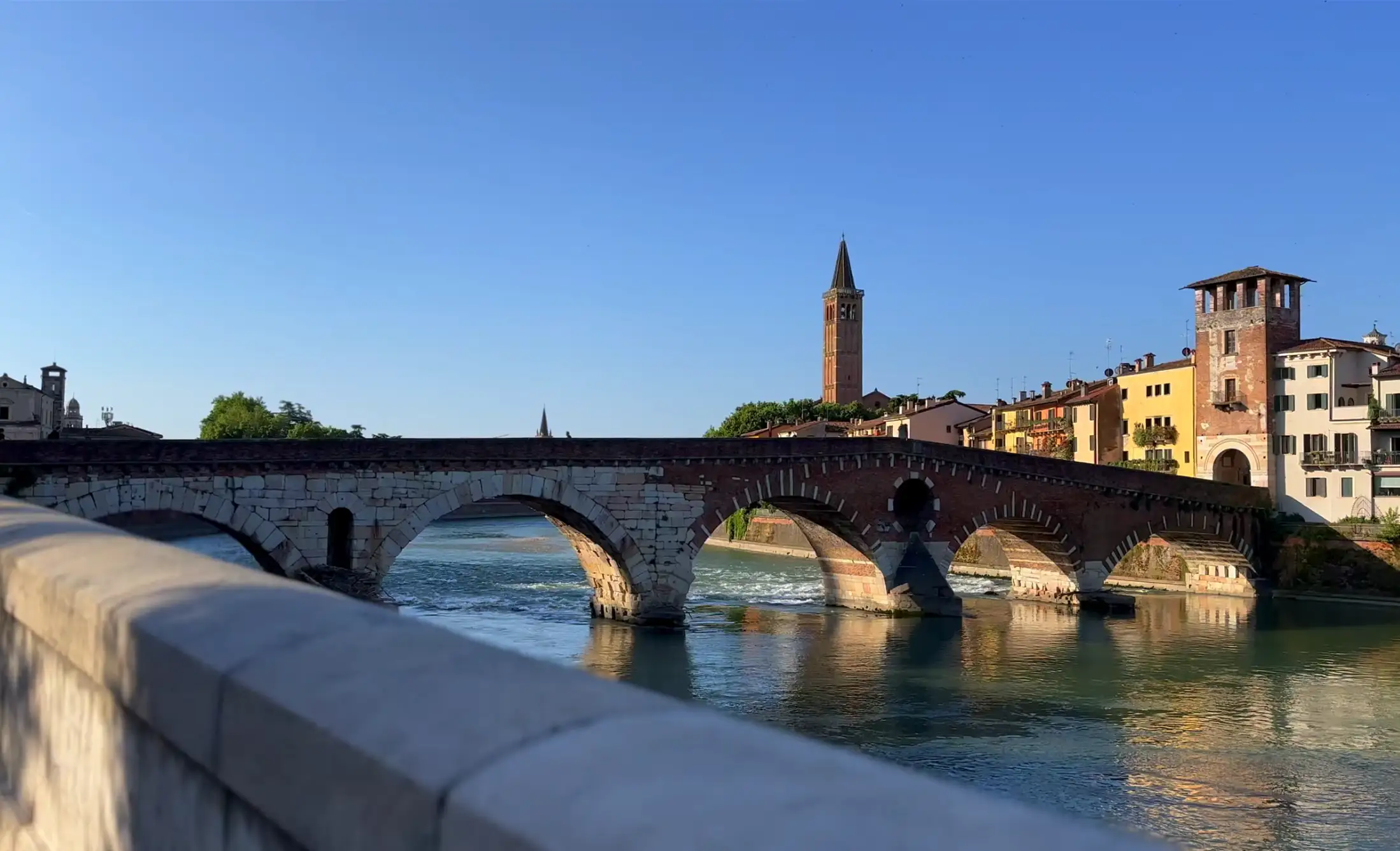 Una campagna con vista città.